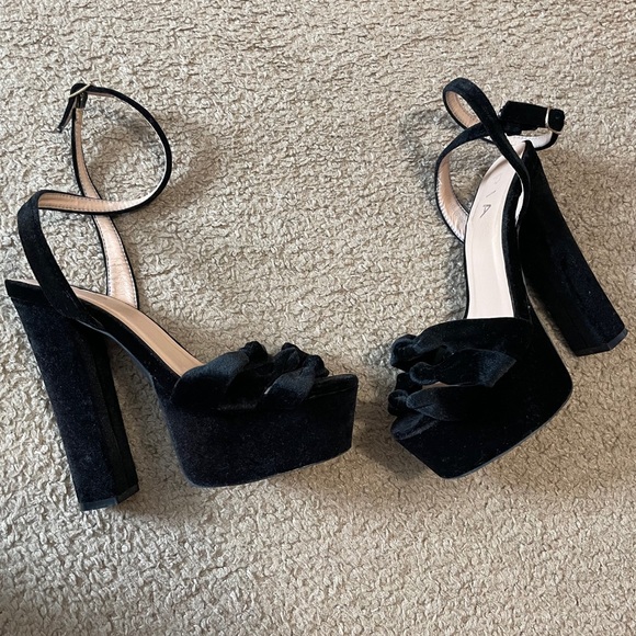 Velvet high heels sandals. - Picture 2 of 3